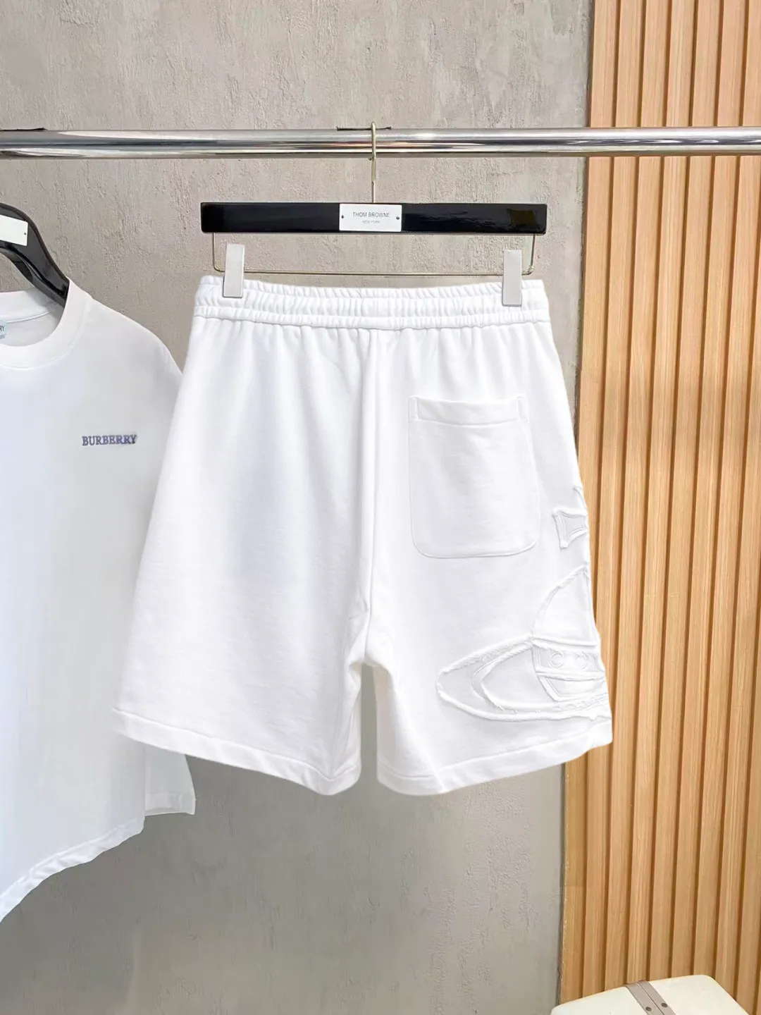 The Queen Mother's three-standard complete 2026 summer New Arrival men's casual shorts, advanced custom-made fabric Breathable fabric, Breathable elasticity and comfort, impeccable details, top-grade accessories, original logo design concept, delicate and soft feel! The upper body fit is awesome! Size: M-XXXL Please state your height and weight when ordering